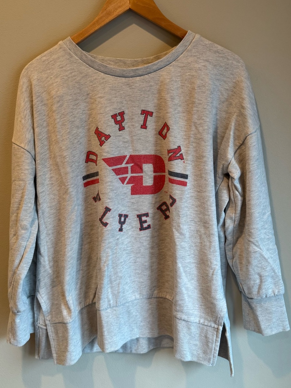 Dayton Flyers Heather Grey Sweatshirt with Red Logo Size Large